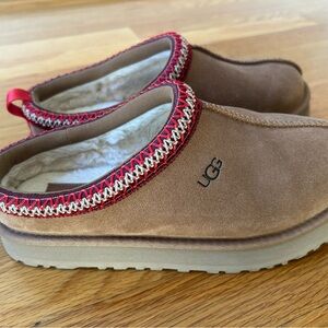 UGG Tazz platform Tan Suede Slippers with Red Accents
